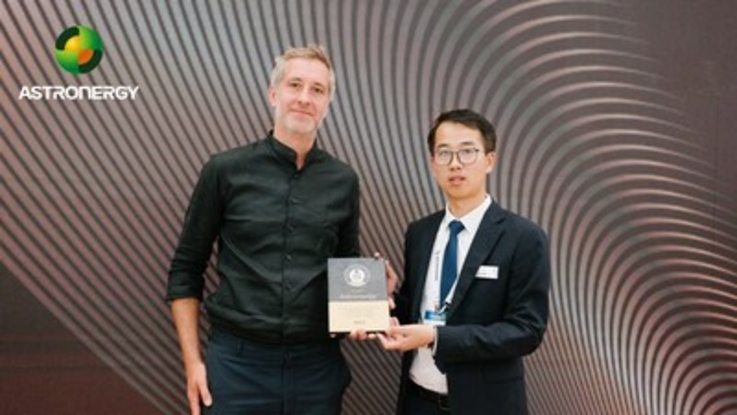 Jack_Zhou__right__Head_Astronergy_Global_Product_Management_receives_gold.jpg
